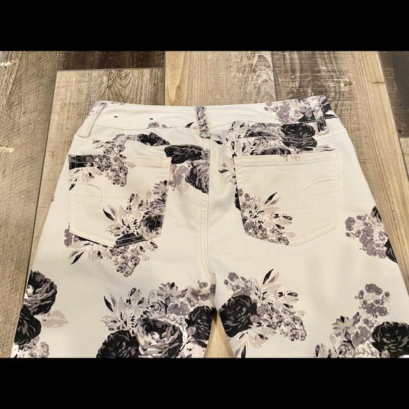 American Eagle Black White and Gray Floral Skinny Jeans - Picture 6 of 10